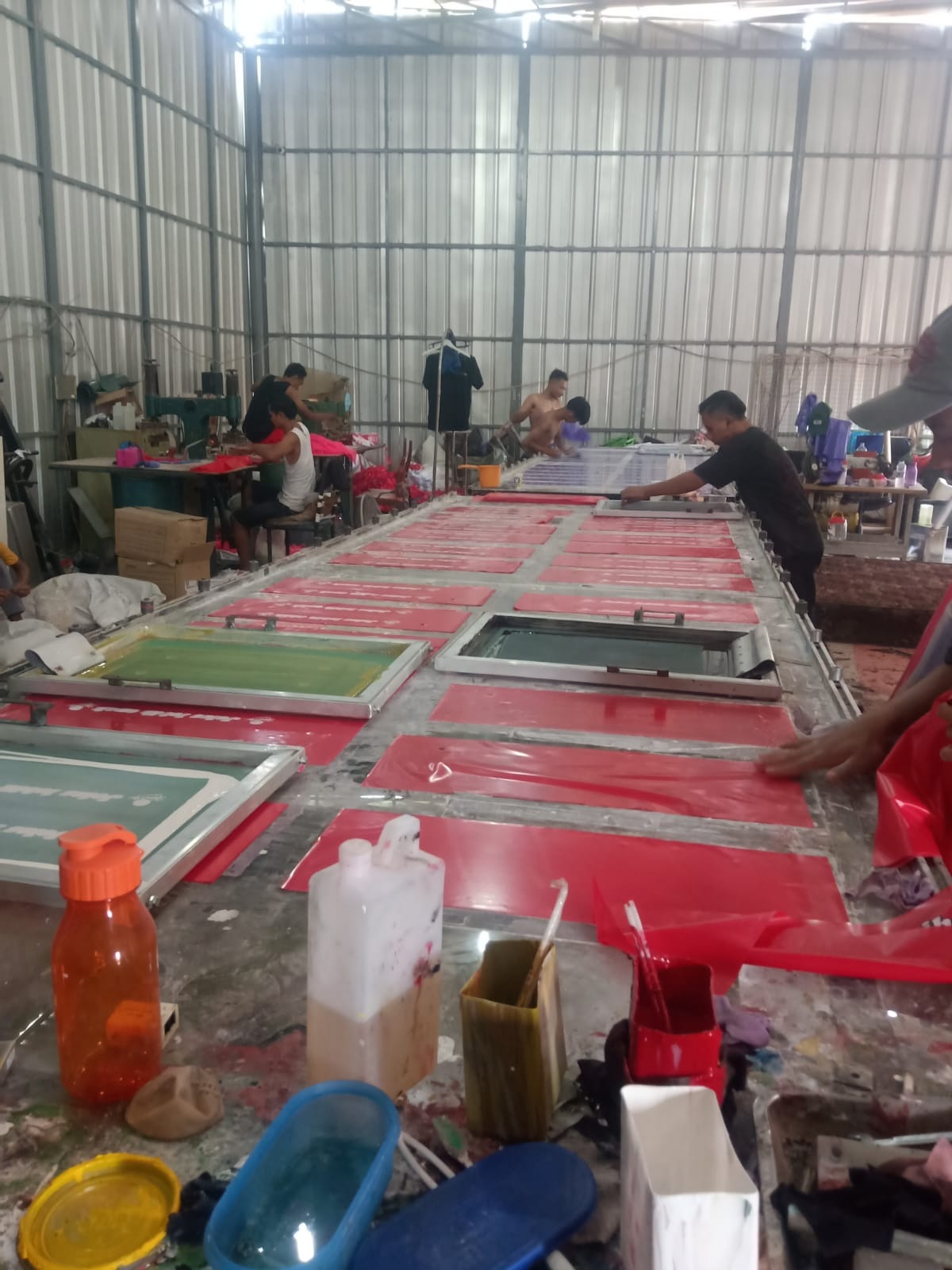 Detail balon tepuk PET tebal — bunyi nyaring seperti standar stadion