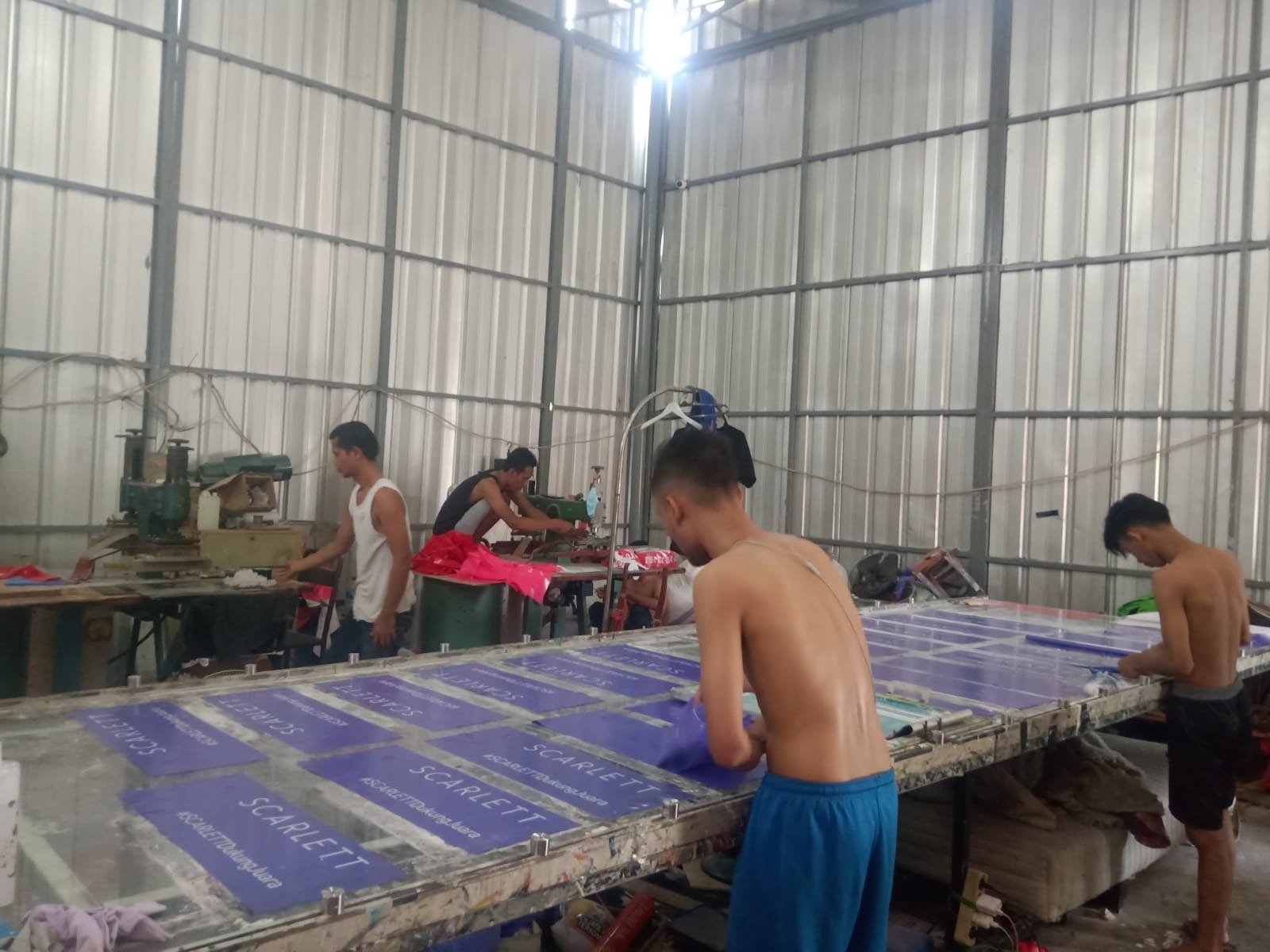Balon tepuk custom logo tim yang sudah jadi dan siap dipakai suporter