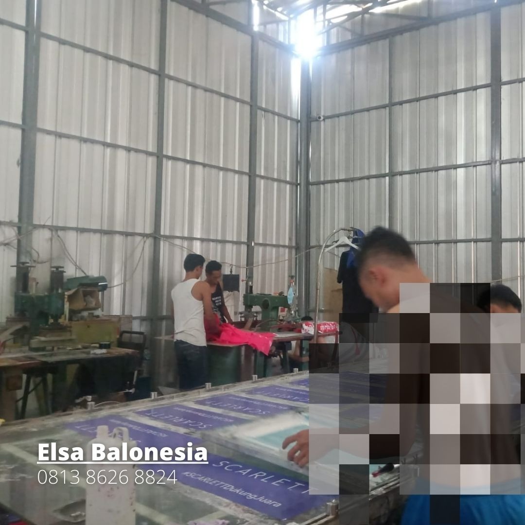 Proses produksi balon tepuk di workshop Vendorbalon — pemotongan bahan PET tebal