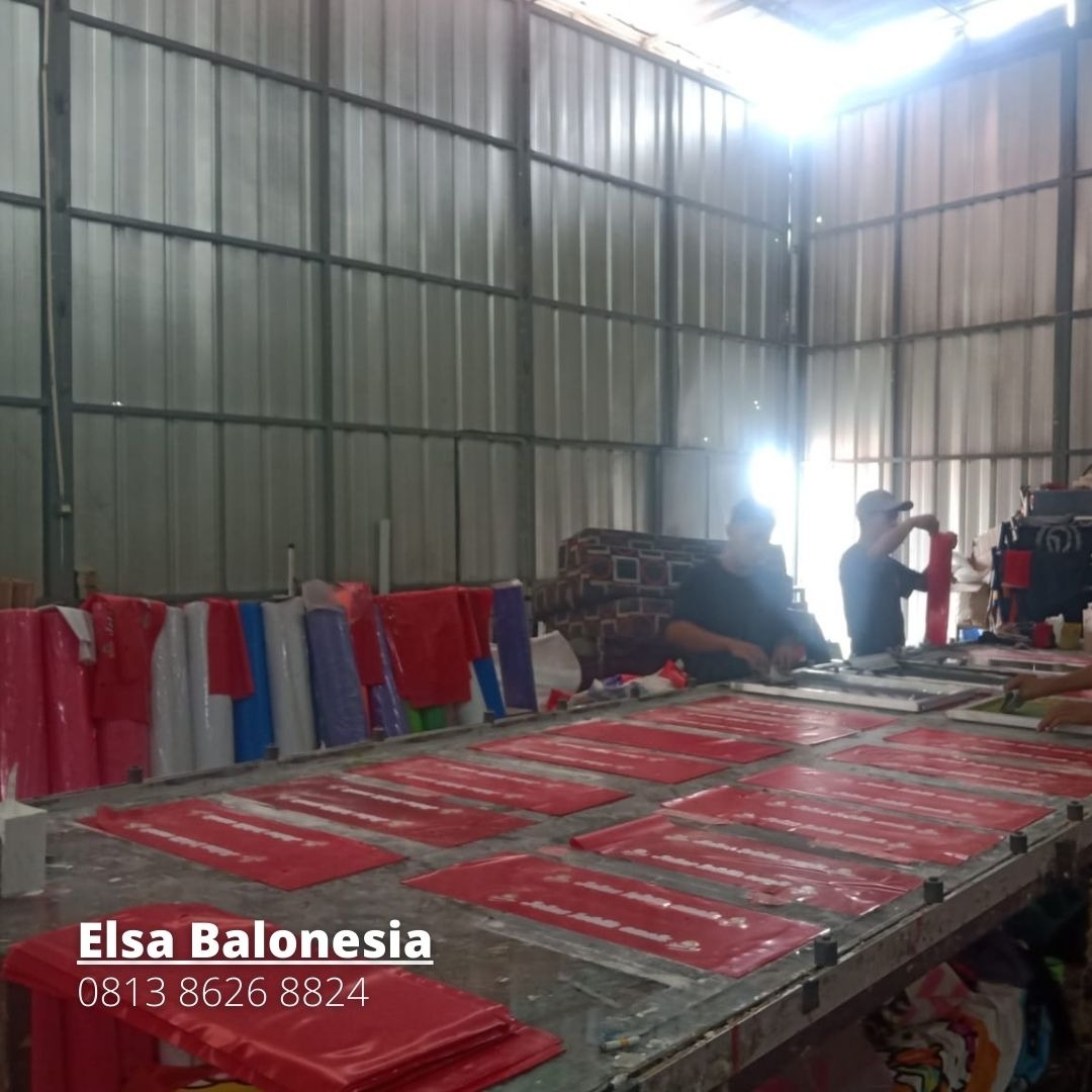 Ribuan balon tepuk hasil produksi pabrik Vendorbalon siap distribusi