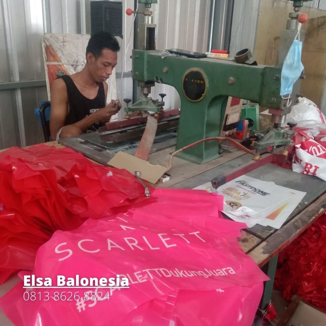Penyablonan logo tim pada balon tepuk — tinta elastis tidak pecah saat ditiup