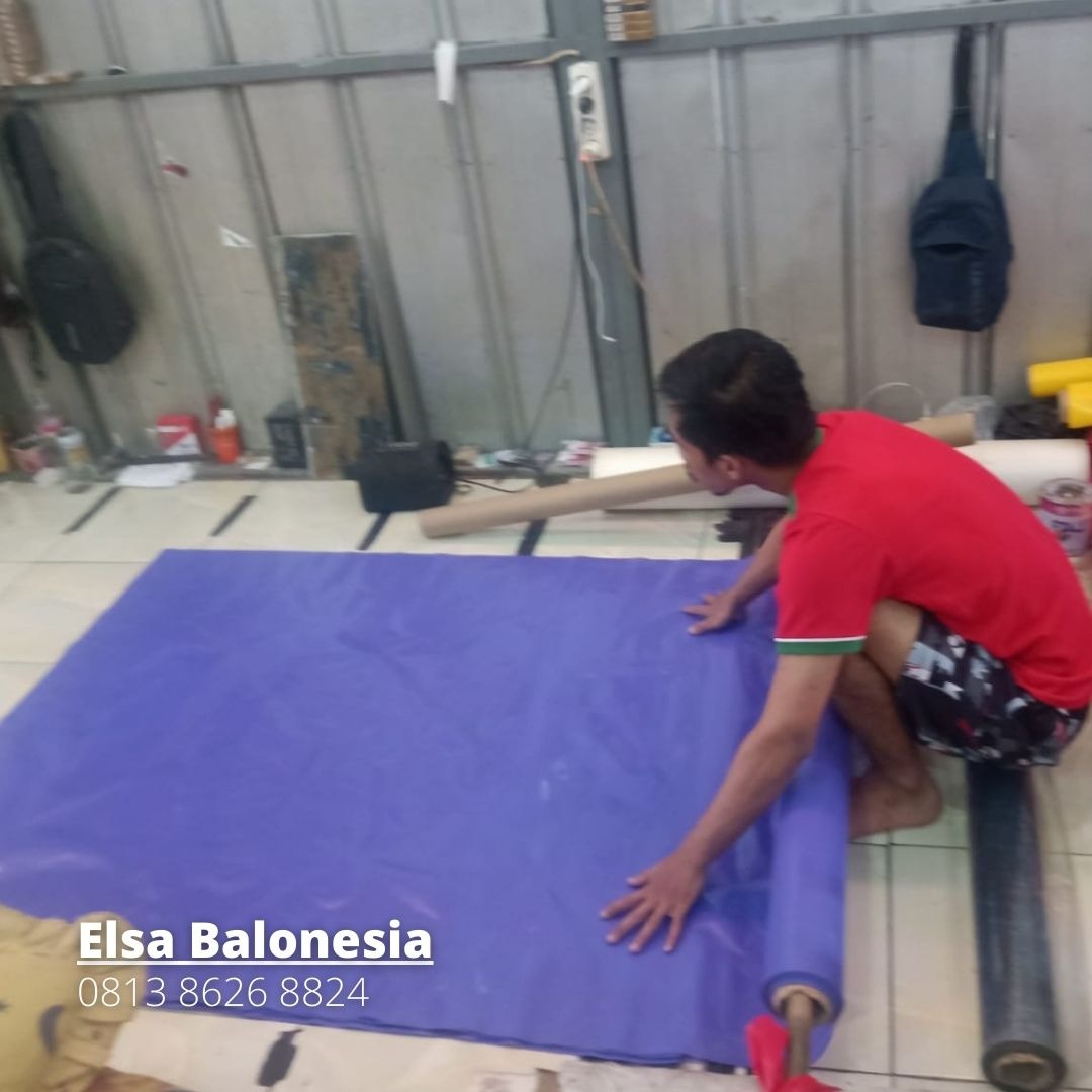 Quality control balon tepuk sebelum packing — memastikan tidak ada kebocoran