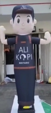Balon sky dancer dipasang di depan gerai — menarik perhatian